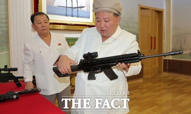 북한 김정은이 저배율 조준경을 단 저격소총을 들고 살피고 있다. 이 저격 소총은 유사시 우리 육군보병에 큰 타격을 줄 수 있는 만큼 대책 마련이 시급하다. /뉴시스