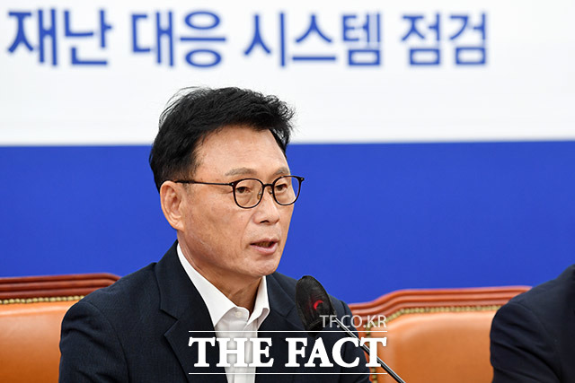 박광온 더불어민주당 원내대표는 6일 국회에서 열린 취임 100일 기자회견에서 돈 봉투 의혹에 대한 질문이 많다며 돌이켜보면 돈 봉투 의혹이 민주당 쇄신의 시작이었다. 그 아픔이 헛되지 않도록 쇄신의 계기로 삼겠다. 민주당은 내로남불과 온정주의로 국민과 멀어지는 실수를 반복하지 않겠다고 강조했다. /남용희 기자