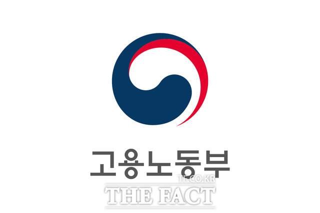 경남 합천군 고속국도 공사현장에서 20대 외국인 근로자가 덤프트럭에 치여 숨지는 사고가 발생했다. 고용 당국은 시공사인 계룡건설을 상대로 중대재해법 위반 여부를 조사할 방침이다. 사진은 고용노동부 로고./더팩트DB