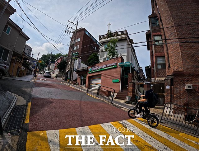 주사랑공동체교회 위기영아긴급보호센터는 서울 관악구 신림동 비탈길에 있다. 급격한 경사때문에 자전거를 타고 올라가기 쉽지 않다. /김세정 기자