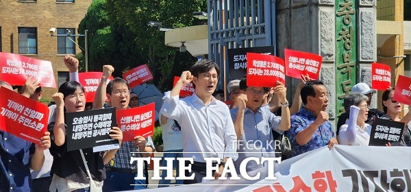 ‘김영환 충북지사 주민소환운동본부 준비위원회’는 7일 오전 충북도청 남문에서 기자회견을 열고 김 지사를 주민소환해 책임을 묻겠다고 밝혔다. /청주=이주현 기자.