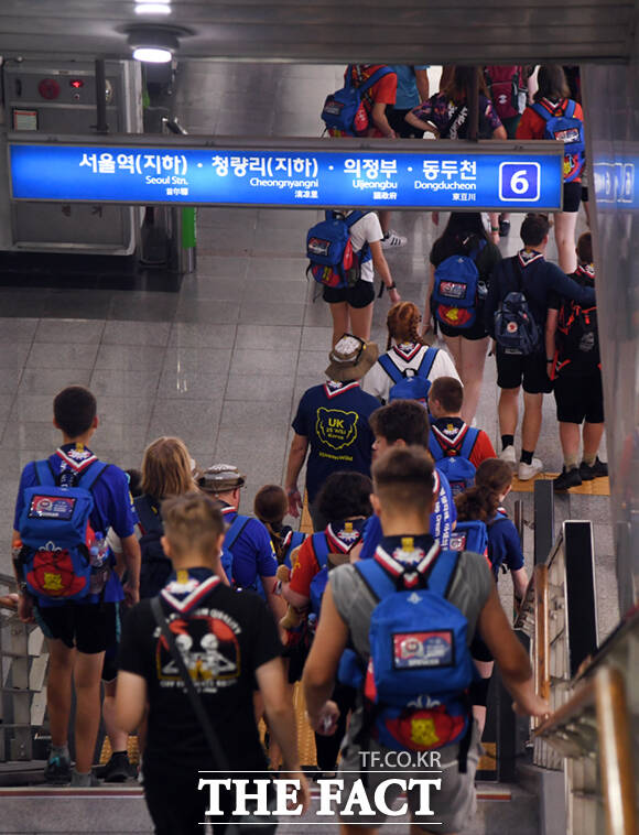 영국 스카우트 단원들이 7일 서울 오전 용산역에서 지하철을 이용하기 위해 이동하고 있다.
