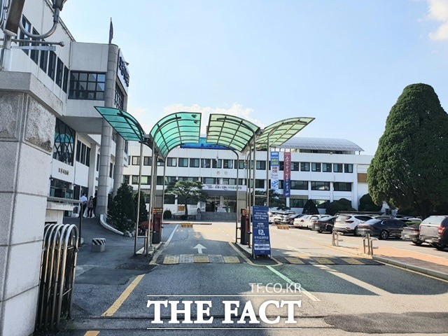 8일 경기 포천시가 태풍 카눈 북상에 따라 조기 퇴영을 결정한 세계스카우트잼버리 참가국 사우디아라비아 대원 130명을 위한 숙소 제공을 결정했다. 포천시청 전경./고상규 기자