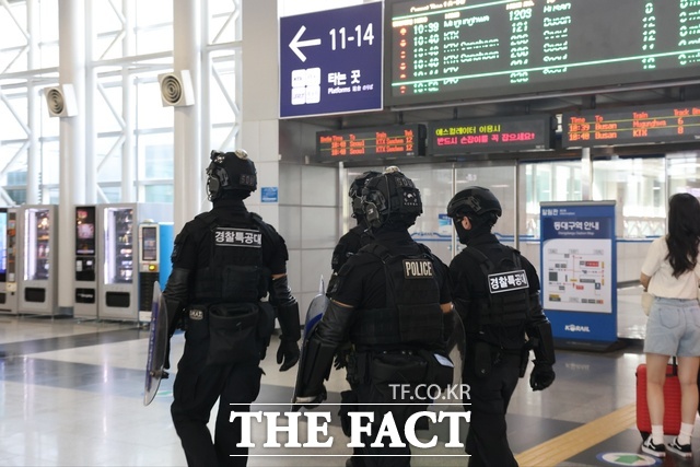 경찰특공대가 동대구역을 순찰하고 있다. /대구경찰청