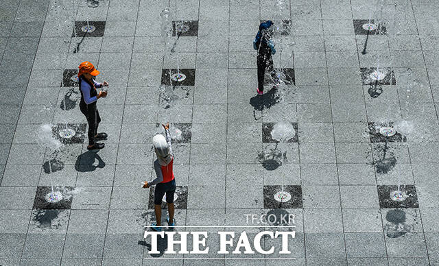 연일 전국에 폭염경보가 내리는 등 살인적인 폭염이 이어지면서 온열질환 사망자가 늘고 있다. 전국에 폭염경보가 내려진 4일 오후 세종시 어진동 AK& 세종 쇼핑몰 분수대에서 아이들이 물놀이를 하며 더위를 식히고 있다. /이동률 기자