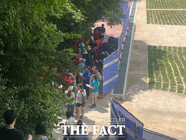 8일 오후 1시40분쯤 서울 마포구 홍익대 캠퍼스에서 오리엔테이션을 마친 스위스 대원들이 식당으로 이동하기 위해 짐을 챙기고 있다. /최의종 기자