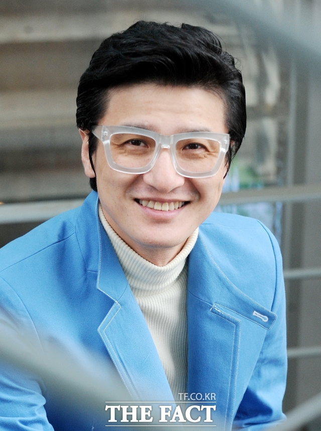 가수 이범학이 1991년 발표한 이별 아닌 이별은 그가 그룹 이색지대 시절 발표했다가 솔로가수로 들고 나와 공전의 히트를 기록한 인생곡이 됐다. 당시 KBS 가요톱텐 10월 3째주, 10월 5째주, 11월 1~3째주 1위로 골든컵을 수상할 정도로 엄청난 인기를 누렸다. /더팩트 DB