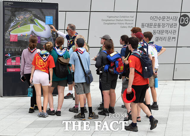 영국 스카우트 단원들이 7일 오후 서울 동대문디자인플라자(DDP)를 관람하고 있다. / 더팩트 DB