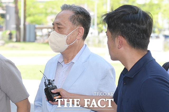 펀드 출자 과정에서 금품을 수수한 의혹을 받는 박차훈 새마을금고중앙회장이 8일 오후 서울 송파구 서울동부지방법원에서 열린 구속 전 피의자 심문(영장실질심사)을 받기 위해 출석하고 있다. /장윤석 인턴기자