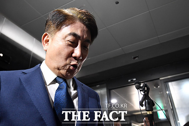 여야는 이동관 방송통신위원장 후보자에 대한 인사청문회를 18일 열기로 합의했다고 8일 밝혔다. 이 후보자가 이날 오후 경기도 과천시 정부과천청사 인근에 마련된 사무실로 출근하고 있다. /과천=남용희 기자