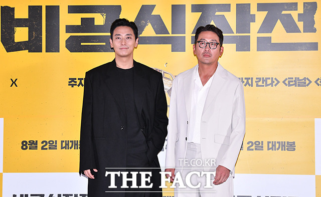 주지훈(왼쪽)과 하정우가 연기 호흡을 맞춘 비공식작전이 해외 103개국에 판매됐다. /박헌우 기자