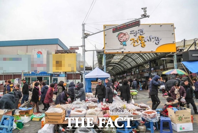 집중호우와 폭염에 이어 태풍 카눈이 한반도에 직접적인 영향을 미칠 것으로 예보되면서 농림축산식품부는 과일 수급 안정을 위한 선제 대응에 나섰다고 9일 밝혔다. 사진은 당진 전통시장 모습. /당진시