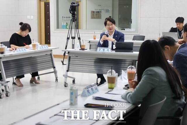 충남도의회 과밀학교 교육여건 개선을 위한 연구모임이 9일 천안아산상생협력센터에서 과밀학교 교육 환경 개선을 위한 용역 보고회를 하고 있다. / 천안 = 김아영 기자