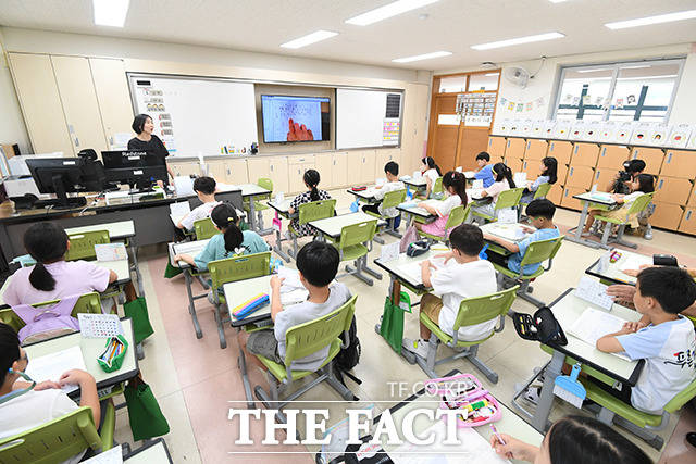 여름방학 시즌을 맞은 21일 오전 서울 마포구 공덕초등학교 학생들이 담임선생님의 설명을 듣고 있다. /더팩트DB