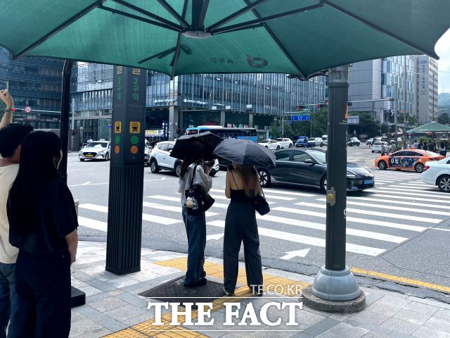 이달 3일 서울 중구 을지로 일대에서 더위를 피하기 위해 양산을 쓰고 있는 젊은 여성들의 모습. /이장원 인턴기자