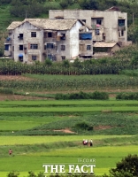  논길 걷는 북한 주민들 [포토]