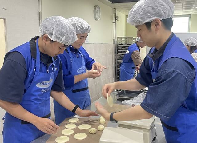 삼성전기 신입사원들이 봉사활동을 펼치고 있다. /삼성전기