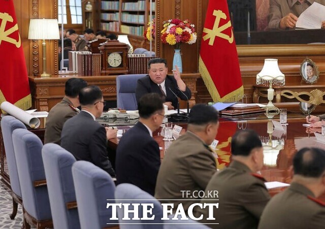 정부는 김정은 북한 국무위원장이 전쟁 준비를 언급한 것에 대해 10일 한미의 압도적 대응에 직면할 것이라고 경고했다. 김 위원장이 전날 평양의 당중앙위원회 본부 청사에서 당중앙군사위원회 제8기 제7차 확대회의를 주재하는 모습. /AP.뉴시스