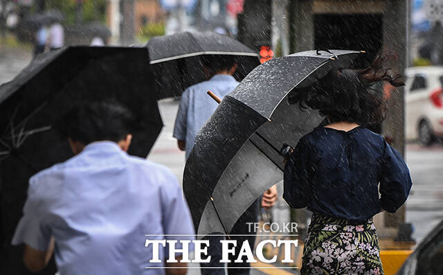 전국 대부분의 지역에 강한 비바람을 몰고 온 제6호 태풍 카눈의 영향은 11일 오전까지 이어질 것으로 예상된다. 사진은 10일 세종시 정부세종청사 인근에서 시민들이 우산을 쓰고 힘겹게 이동하고 있는 모습. /이동률 기자