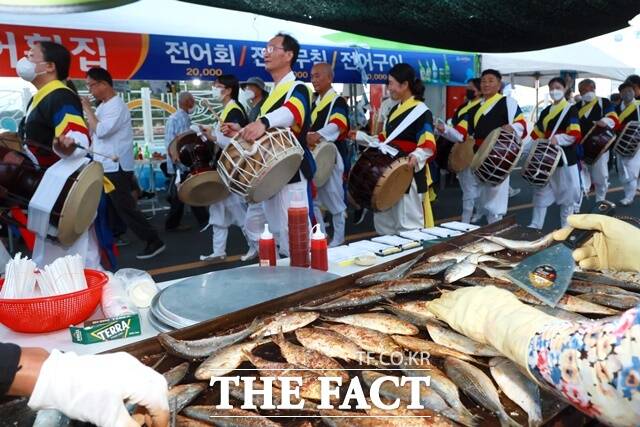 지난해 열린 사천시 삼천포항 자연산 전어축제 모습./사천시