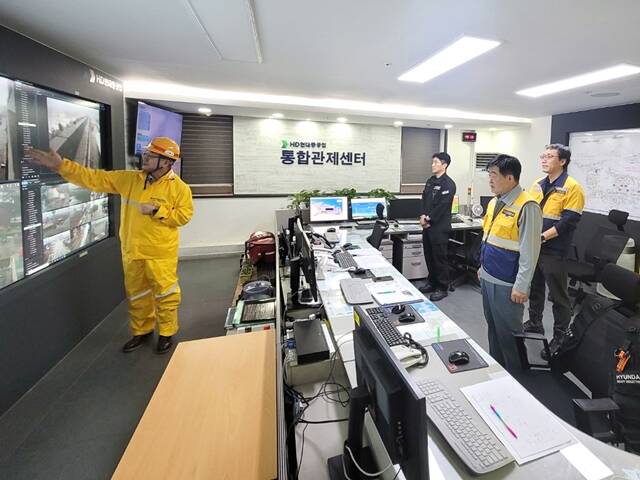 권오갑 HD현대 회장이 지난 9일부터 울산 HD현대중공업을 찾아 태풍 상황을 현장에서 진두지휘했다. 사진은 10일 오전 HD현대중공업 종합관제센터를 찾아 태풍 상황을 점검하는 권오갑 회장의 모습. /HD현대