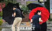  우산 쓰기 힘든 '강한 바람' [포토]