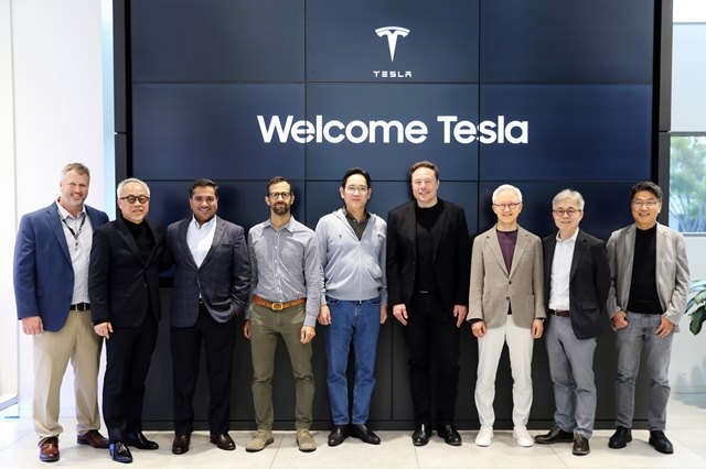 이재용 삼성전자 회장이 지난 5월 일론 머스크 테슬라 최고경영자를 만나 기념 촬영을 하고 있다. /삼성전자