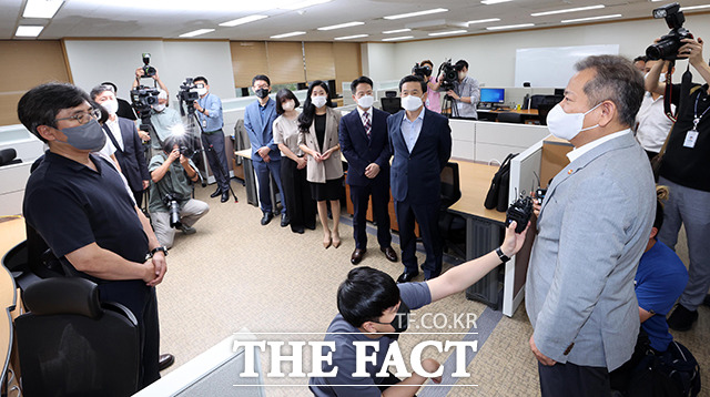 경찰국이 공식 출범한 지난해 8월2일 오전 이상민 행정안전부 장관이 서울 종로구 정부서울청사 내 경찰국을 방문해 직원들을 격려하고 있다. /이동률 기자