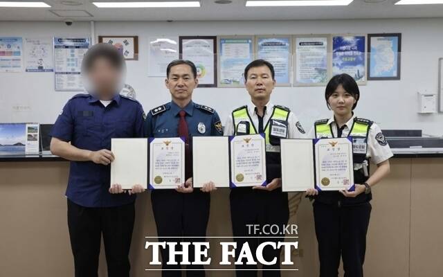 김수영 대구경찰청장이 살인 범행 예방 공로자에게 표창을 수여하고 있다./대구경찰청