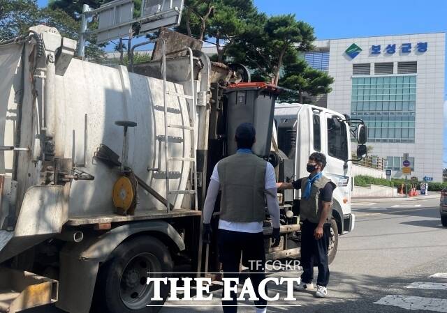 보성군은 10일 지속되는 폭염으로 발생되는 온열질환 사고를 예방하고자 야외·현장 근로자에게 냉방용품을 지원했다고 11일 밝혔다./보성군