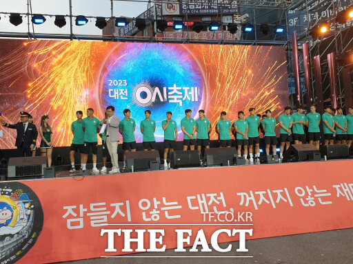 역무원 복장을 한 이장우 시장과 대전하나시티즌 선수들이 0시 축제 중앙로 무대에 올라 축제의 시작을 알렸다. / 대전=최영규 기자