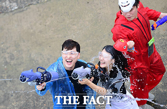 크래프톤과 2023 물총축제가 협업한 워터그라운드 축제가 12일 오후 서울 마포 문화비축기지에서 열린 가운데 참가자들이 물총 놀이를 즐기고 있다./임영무 기자