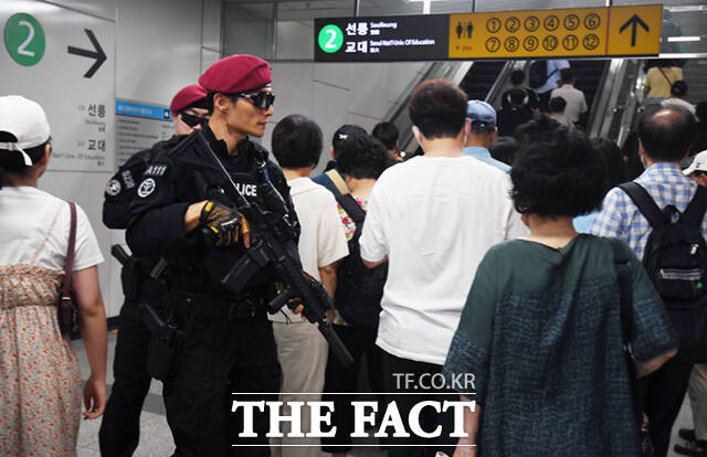 강남역에서 총기 난사를 예고한 글을 온라인 커뮤니티에 올린 30대가 구속됐다. 5일 오전 범행 예고지 중 한 곳인 서울 강남역 지하철역 내부에서 무장한 경찰특공대원들이 순찰을 하고 있다. /이새롬 기자
