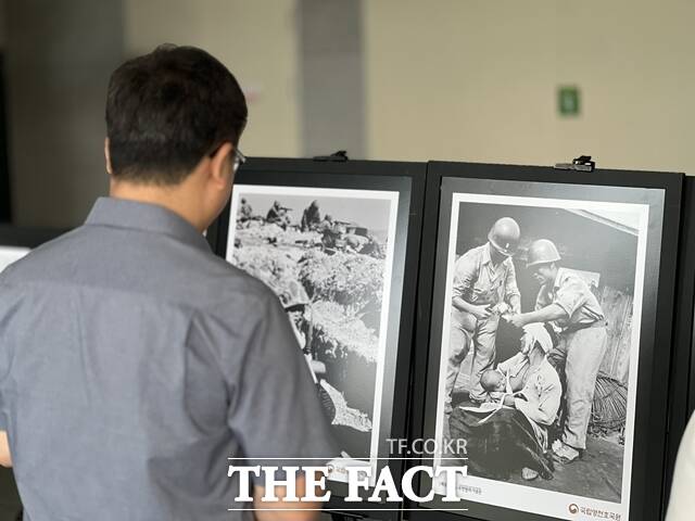 충남교육청 직원이 6.25전쟁 종군기자 데이비드 더글라스 던컨 사진전을 관람하고 있다. / 충남교육청