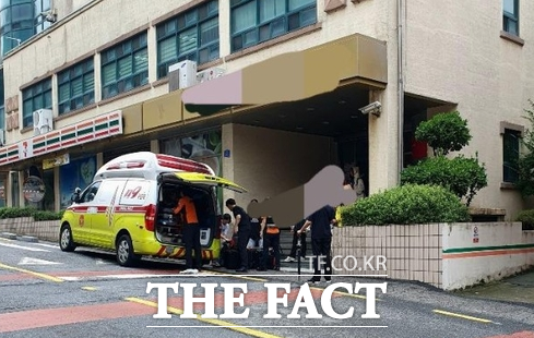 지난 12일 온라인 커뮤니티 보내드림에 올라온 사진, 대전 모 기숙사 앞에서 구급대원들이 구급차에 짐을 옮기는 모습 / 보배드림 캡
