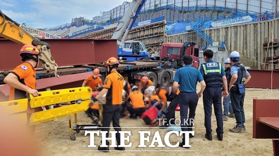 14일 부산경찰청에 따르면 이날 오전 8시 52분쯤 부산 부산진구 부암동에 있는 한 아파트 건설 현장에서 A 씨가 2톤 상당의 철제 빔에 깔려 숨졌다./부산경찰청.