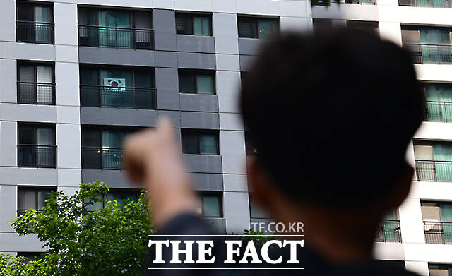 제78주년 광복절을 맞은 15일 오전 경기 수원 장안구의 한 아파트 창문에 태극기가 부착되어 있다./수원=임영무 기자