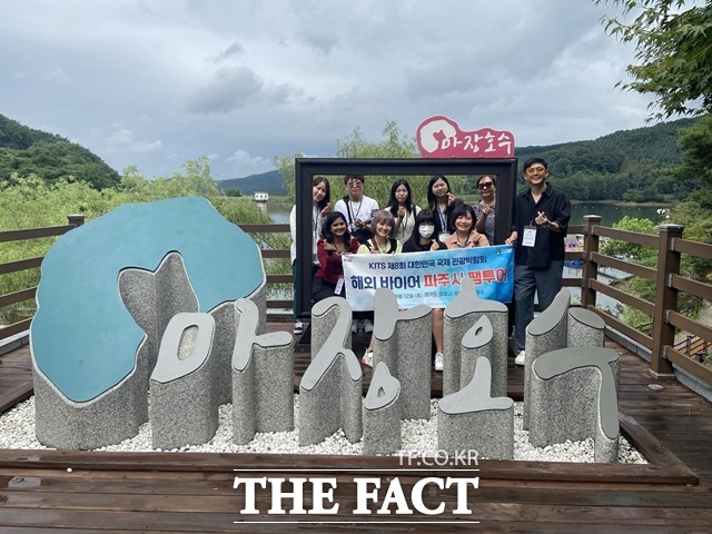 대만·일본·태국·인도 등 4개국 여행사 직원들이 파주시의 초청으로 마장호수를 방문해 기념촬영을 하고 있는 모습.