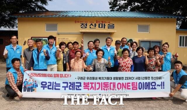 전남 구례군은 14일 산동면 정산마을에서 김순호 군수가 ‘구례군 우리 동네 복지기동대 ONE팀 사업’의 1일 기동대원으로 참여해 여름철 취약 가구 13가구에 대해 방충망 교체 봉사활동을 펼쳤다고 16일 밝혔다./구례군