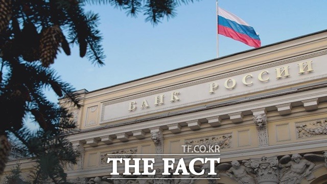 러시아 중앙은행인 러시아은행이 15일(현지시각) 긴급 이사회를 열고 물가안정과 루블화 차기 폭락을 막기 위해 기준금리를 연 12%로 3.5%포인트 인상했다. 러시아은행 건물에 러시아 국기가 날리고 있다. /러시아은행