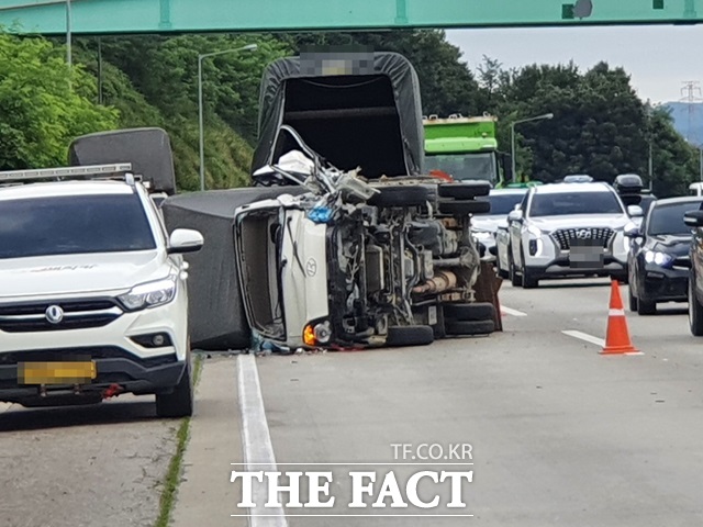 16일 오전 수도권 제1순환고속도로에서 잇따라 발생한 차량 전복과 3중 추돌사고로 출근길에 나선 시민들이 큰 불편을 겪었다./고상규 기자