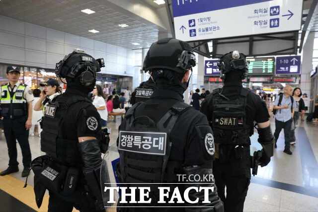 경찰특공대가 동대구역에서 테러 의심 인물이 없는지 수색하고 있다. /대구경찰청