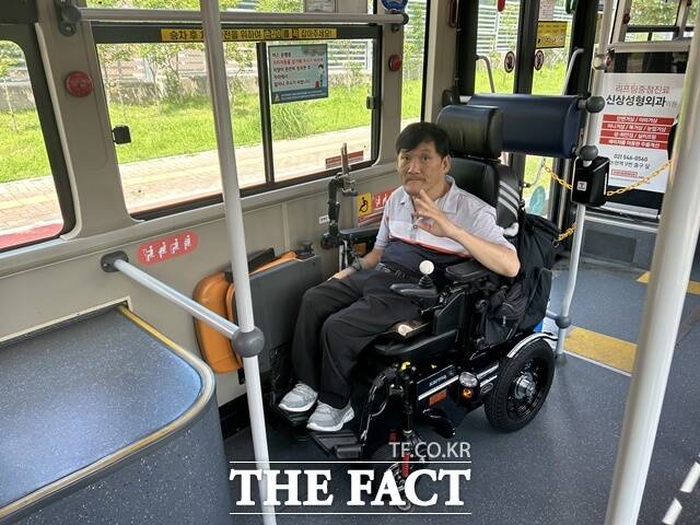 지체장애인 김홍기(62) 씨가 17일 오전 서울 시내 저상버스에 탑승한 모습. /김해인 기자