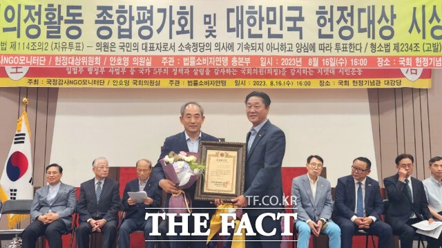 윤준병 의원은 법률소비자연맹이 선정한 제21대 국회 대한민국 헌정대상을 3년 연속 수상했다. / 윤준병 의원실