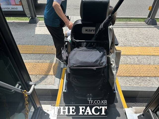 지체장애인 김홍기(62) 씨가 17일 오전 서울 시내 저상버스에서 하차하는 모습. /김해인 기자