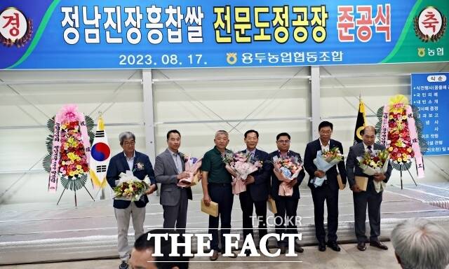 전남 장흥군은 17일 용두농협 미곡처리장에서 지역농업인 200여명이 참석한 가운데 ‘정남진 장흥 찹쌀 전문 도정공장’ 준공식을 가졌다고 밝혔다./장흥군