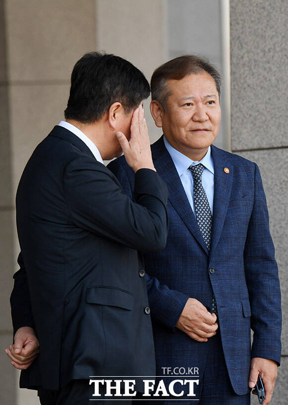 대화 나누는 김대기 대통령실 비서실장(왼쪽)과 이상민 행정안전부 장관.