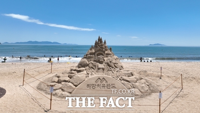 남해안 최고의 휴양지인 전남 완도 신지 명사십리 해수욕장의 모래조각 작품이 눈길을 끌고 있다./완도군