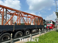  경부고속도로서 25t 트레일러-고속버스-승용차 3중 추돌사고