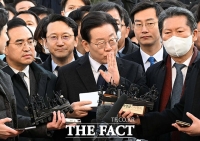  이재명 검찰 출석…'윤 정부, 제물 삼아 무능 덮으려 해'